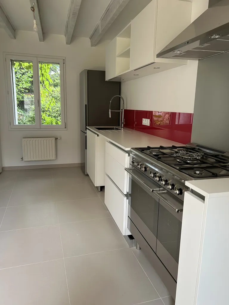 Cuisine entièrement rénovée à Beaujeu avec aménagements sur mesure et optimisation des espaces de rangement