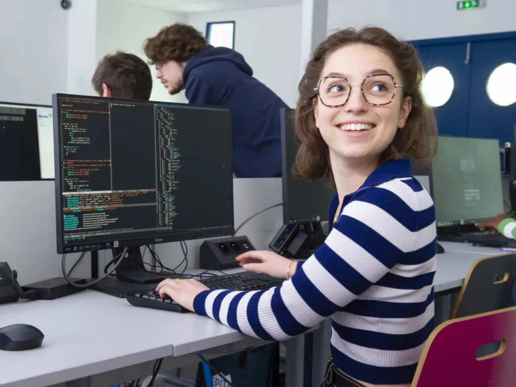 reportage photographique pour école d'enseignement supérieur une étudiante en salle informatique