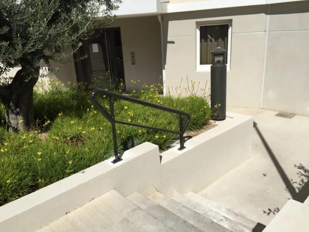 MAIN COURANTE DE SECURITE POUR ESCALIER AVEC PEINTURE THERMOLAQUEE REALISEE SUR MESURE DANS NOS ATELIERS DE FERRONNERIE A MARTIGUES 13