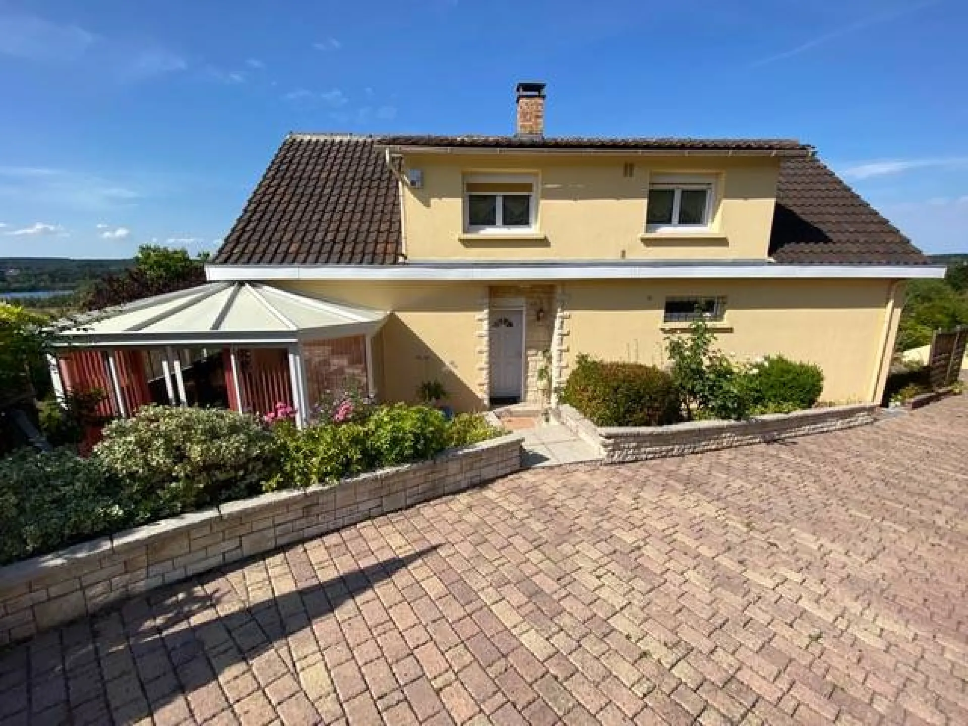 A acheter, superbe maison familiale de 130m² env., 6 chambres avec sous sol et grand jardin sur la commune de TOURVILLE LA RIVIÈRE 76410