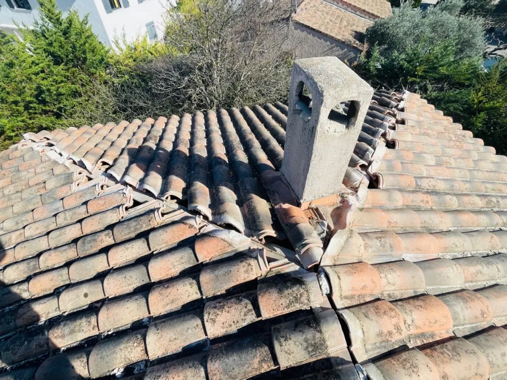 Rénovation d’une toiture de maison sur Faîtage et nettoyage de tuiles sur Fuveau 13710 près de Aix en Provence.