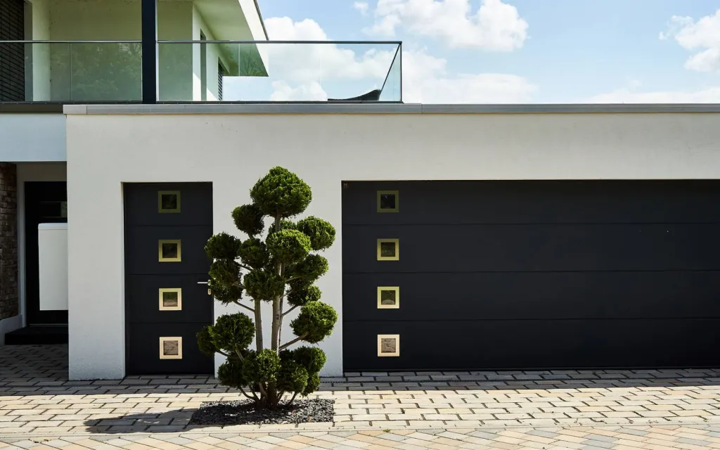 Demander un devis pour installation de porte de garage sectionnelle motorisée avec hublot en ALU à Blagnac