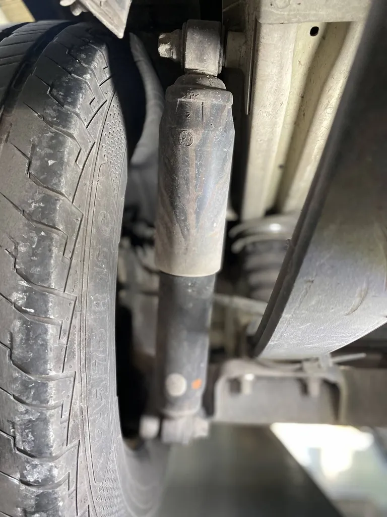 Autosur Martigues près de Fos-sur-Mer contrôle l'état et l'efficacité de vos amortisseurs lors du passage de votre véhicule au contrôle technique