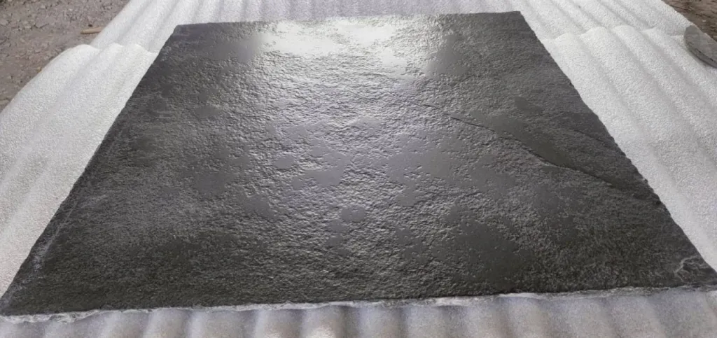 Pierre Noire, pierre naturelle satinée, patinée pour dallage intérieur moderne et ancien