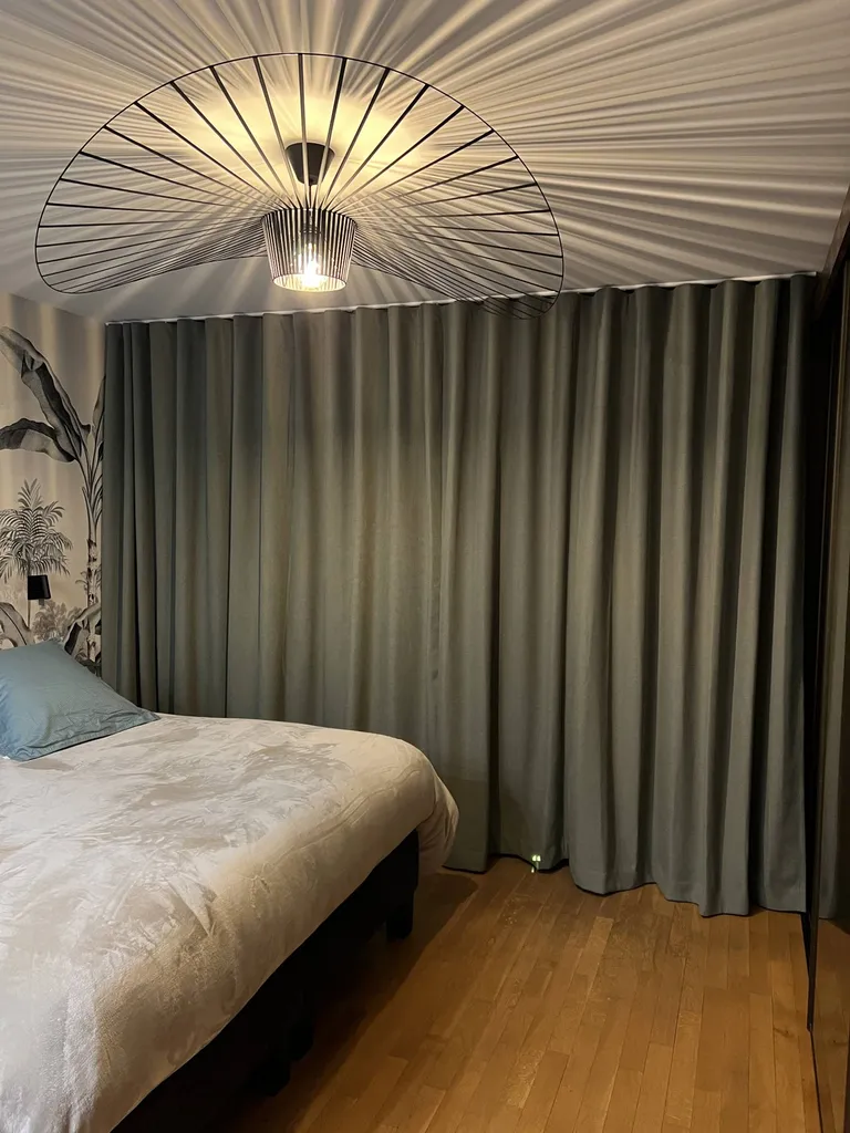Confection de rideaux occultants et thermiques pour aménagement d’une fenêtre de chambre à Lyon .