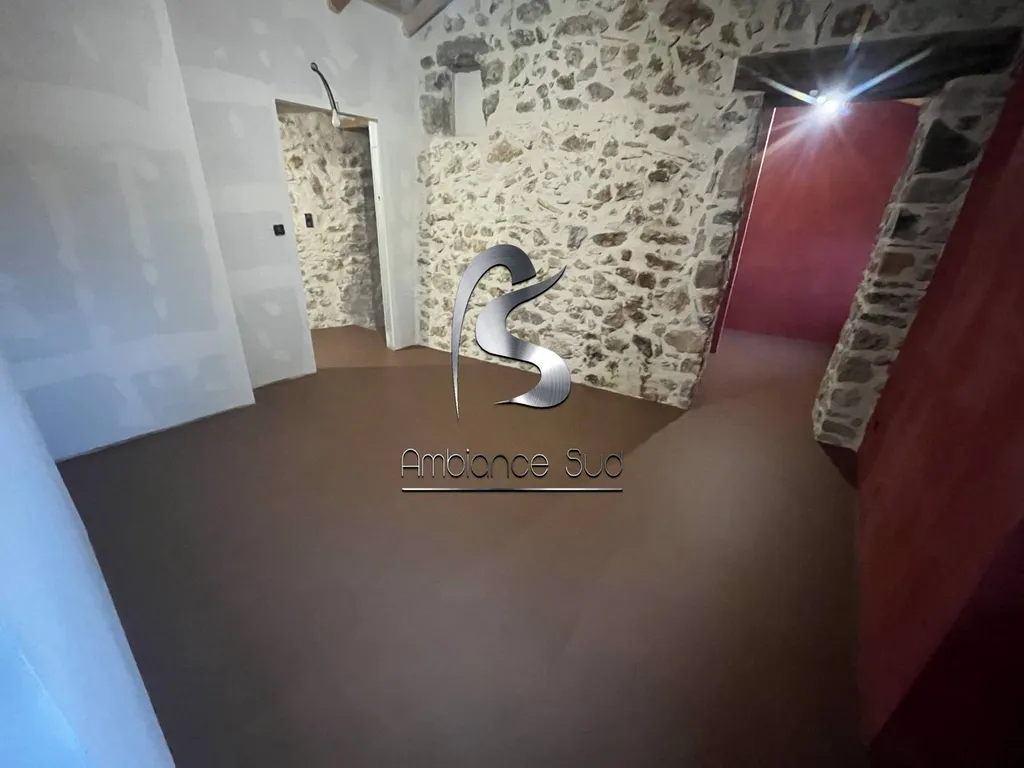 Faire appel à un artisan pour la réalisation d’un sol effet béton ciré coulé à Cros à côté d’Alès dans les Cévennes