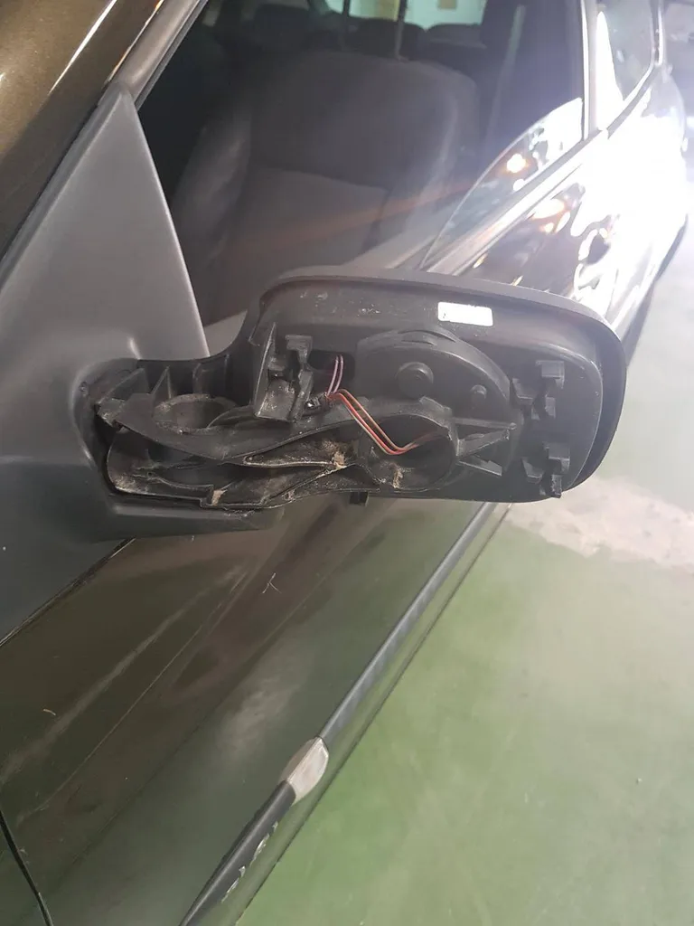 Un rétroviseur sans coque soumet votre véhicule à contre-visite chez Autosur Martigues