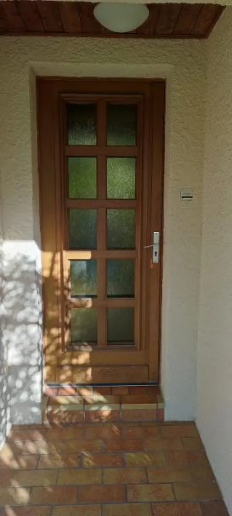 Installation d'une porte d’entrée aluminium monobloc Zenith modèle Saloum triple vitrage haute sécurité à Longvic en Côte-d’Or
