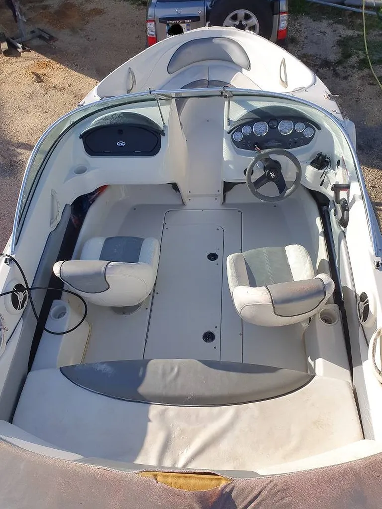 bateau avec sa place de port a bandol