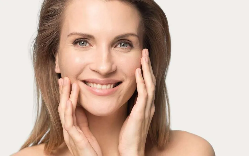 Soins du visage anti-âge pour peau mature avec action hydratante et repulpante pour lisser les rides et redonner de l’éclat à Pessac