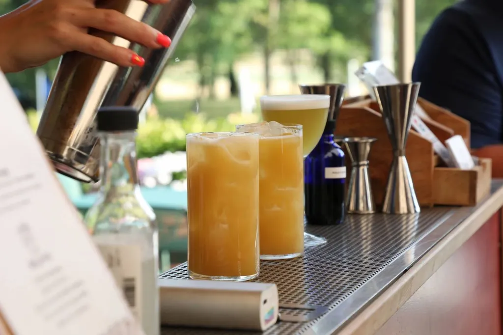 Moment de convivialité autour du bar à cocktails mobile à Lyon