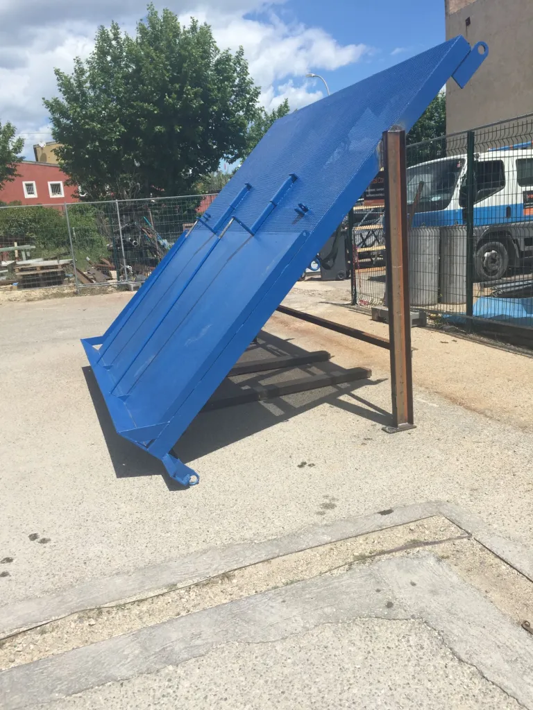 REALISATION ET POSE PORTE BASCULANTE SUR MESURE ACIER AVEC CONTRE POIDS CHANTIER LES PENNES MIRABEAU