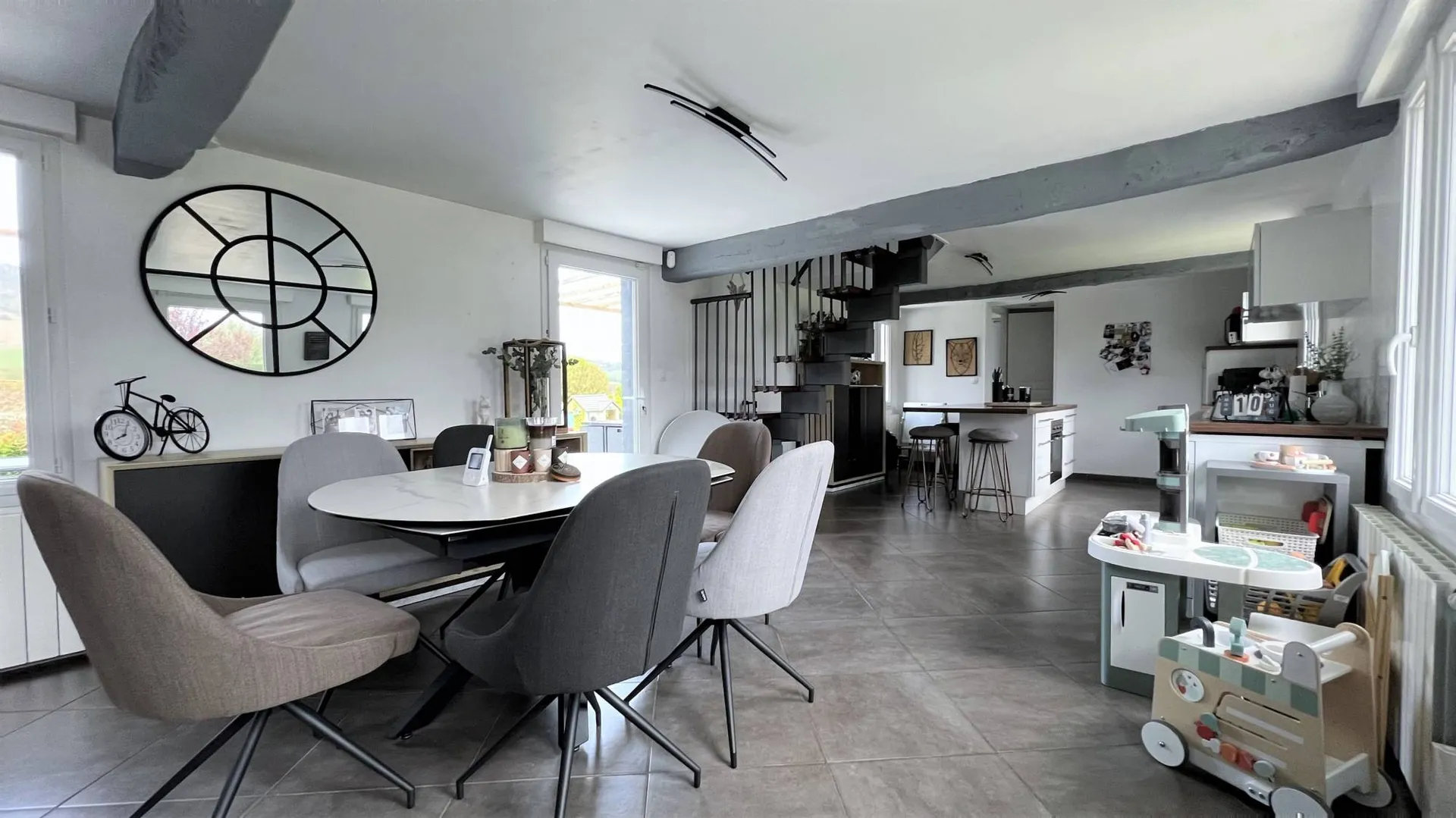 bien d'excellente qualité, à proximité de Dieppe 76200 15min, à 25 min du CNPE de Penly 76630, à 35 min des villes sœurs ( Eu 76260, Mers Les Bains 80350 et Le Tréport 76470) et à 1 heure de la Baie de Somme.