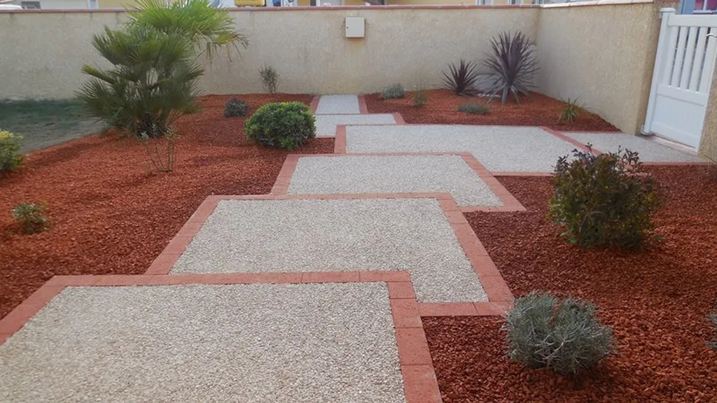 Allée en béton désactivé pour une entrée de garage à Tournefeuille