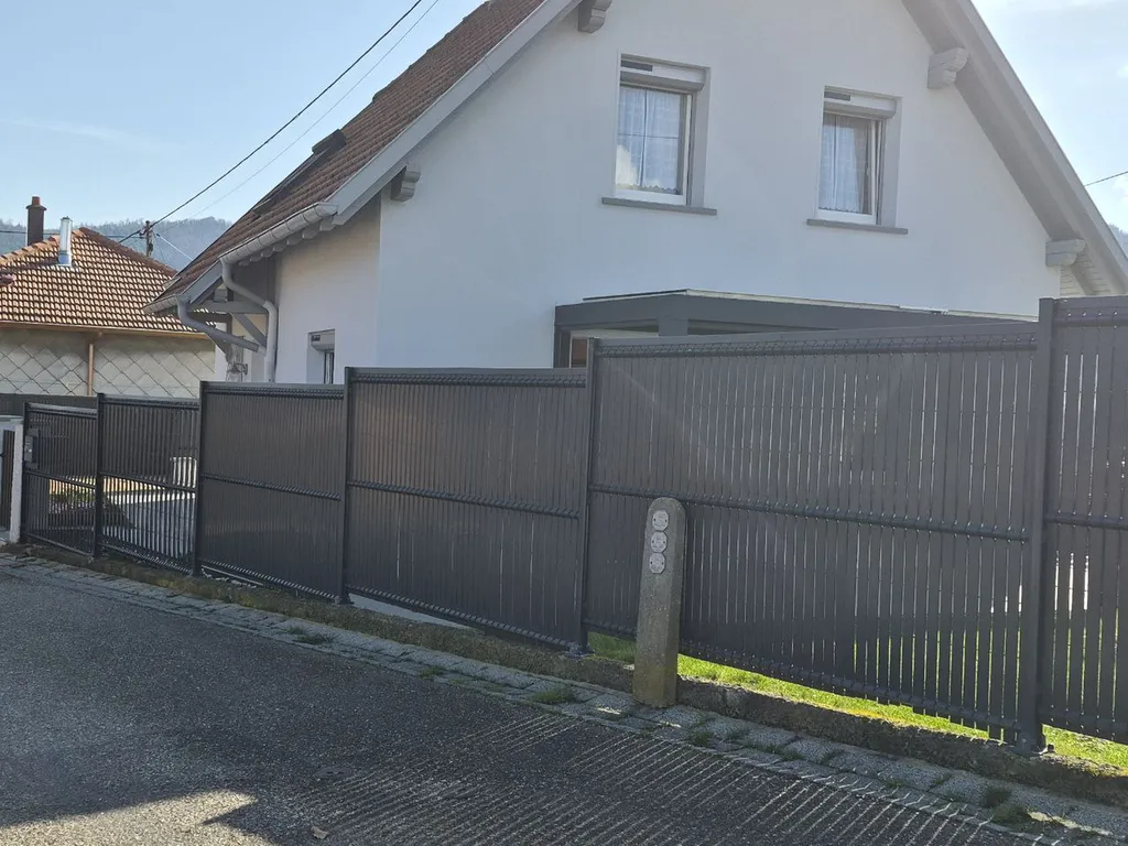 Pose clôture rigide avec occultants et pergola bioclimatique adossée sur-mesure à Wisches