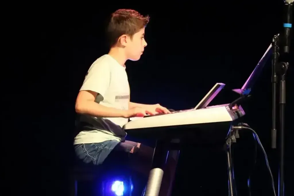 Quel est le tarif des cours de synthétiseur pour les enfants de cinq à sept ans, à Plan-de-Cuques ?