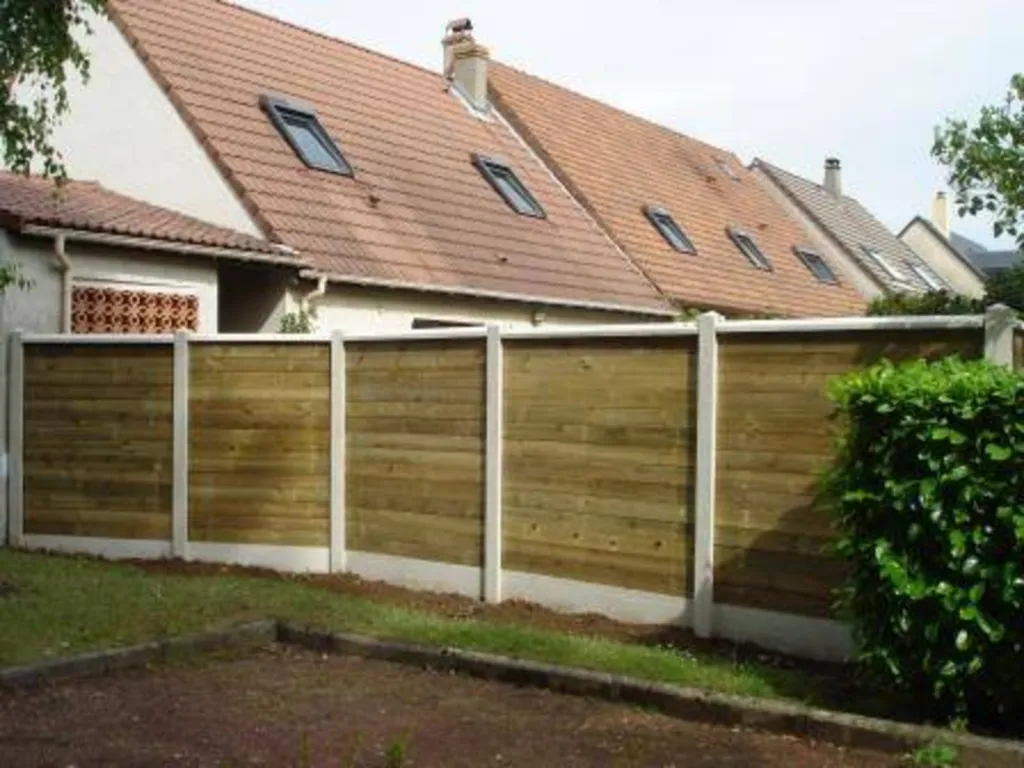 Installation d'une clôture mitoyenne en béton et bois dans le Calvados 14