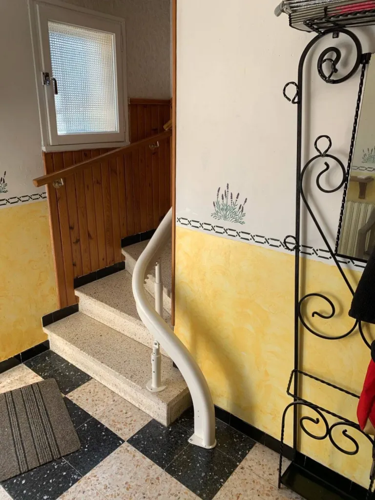 Pose d'un fauteuil monte-escalier 2/4 tournant OTOLIFT Modul'Air près d'Avignon