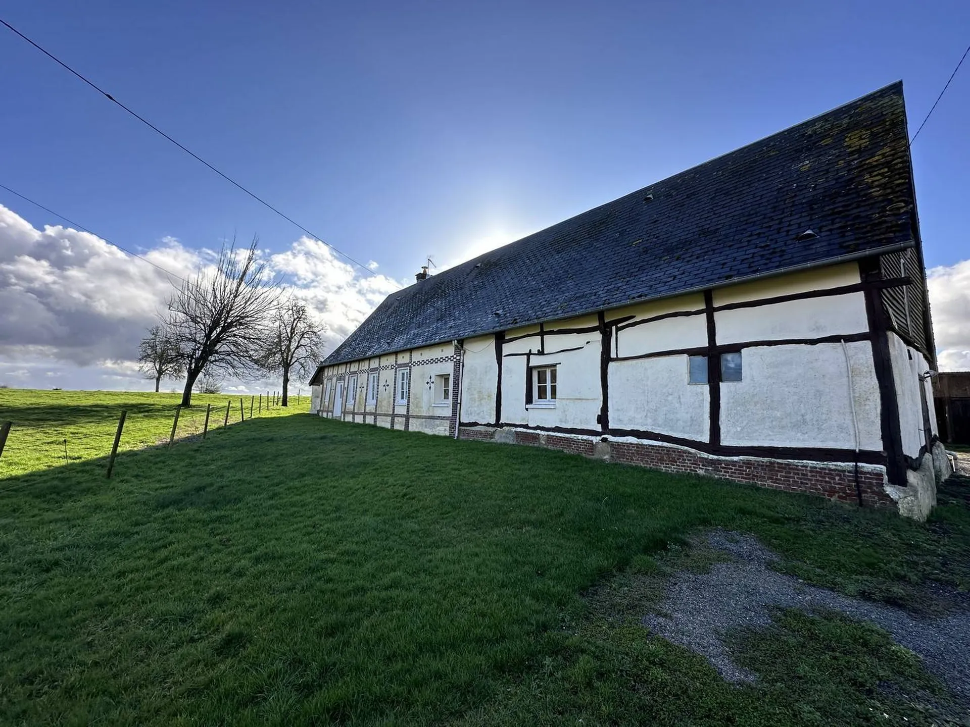 Longère d'un ancien corps de ferme du 19ème siècle, de 167,21 m² sur son terrain de 3 382 m² clos et arboré, à proximité de la commune de Saint-Saëns, 76.