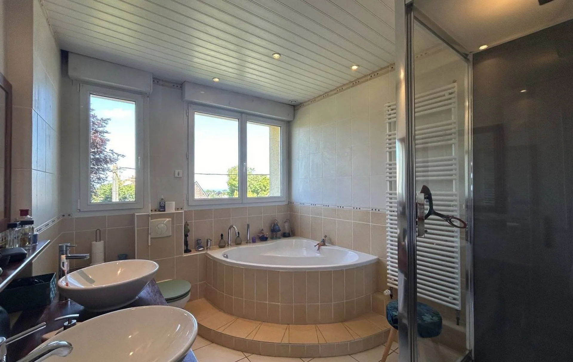 Vends : Garage double et sous-sol complet, pour un espace de stockage supplémentaire et une vie pratique au quotidien.