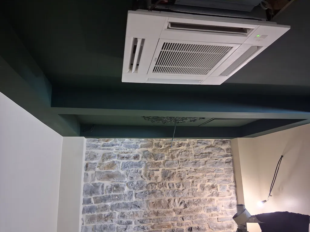 Installation d’un ensemble de climatisation réversible Mitsubishi pour ce pub Irlandais à Crémieu-en-Isère