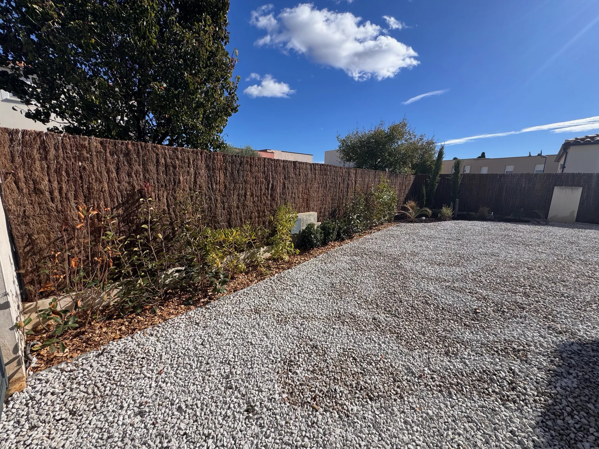 Création complète d’un jardin paysager avec gazon synthétique, pas japonais et plantations à Pinet près de Sète