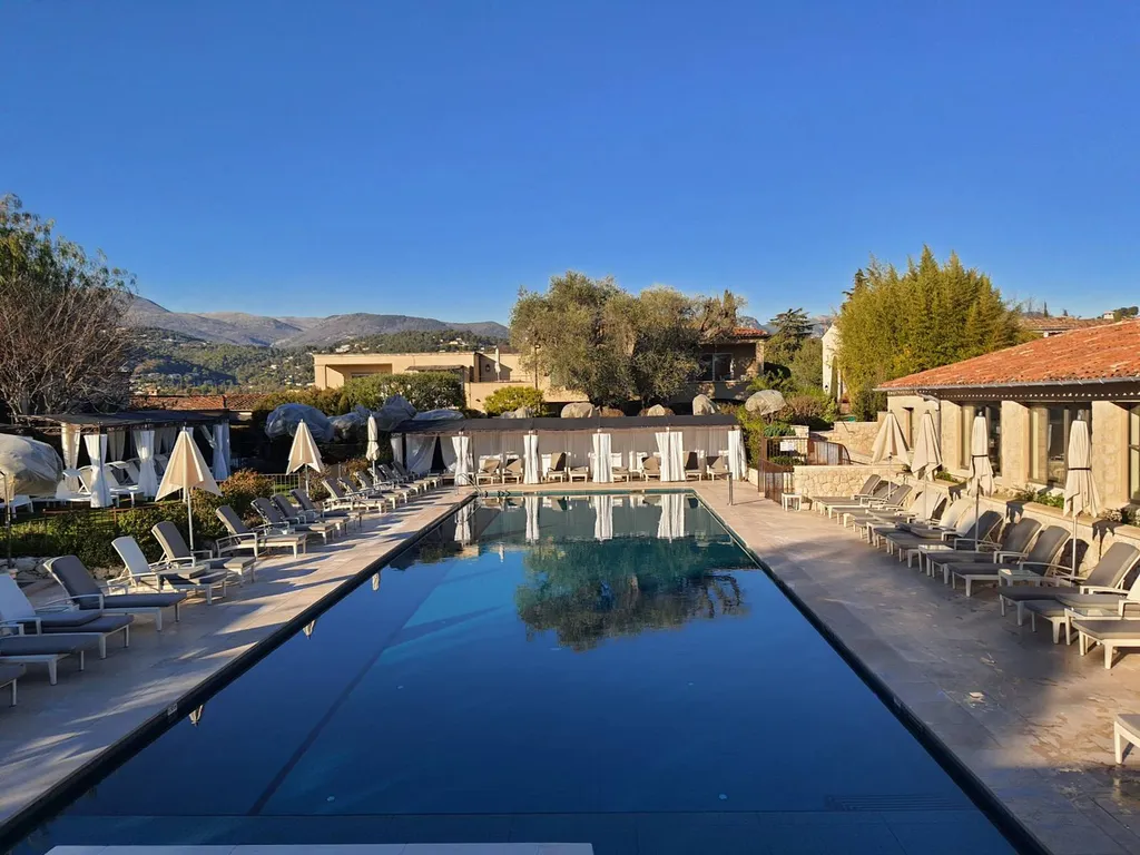 Dallage de la Piscine de L'Hôtel Du Mas De Pierre