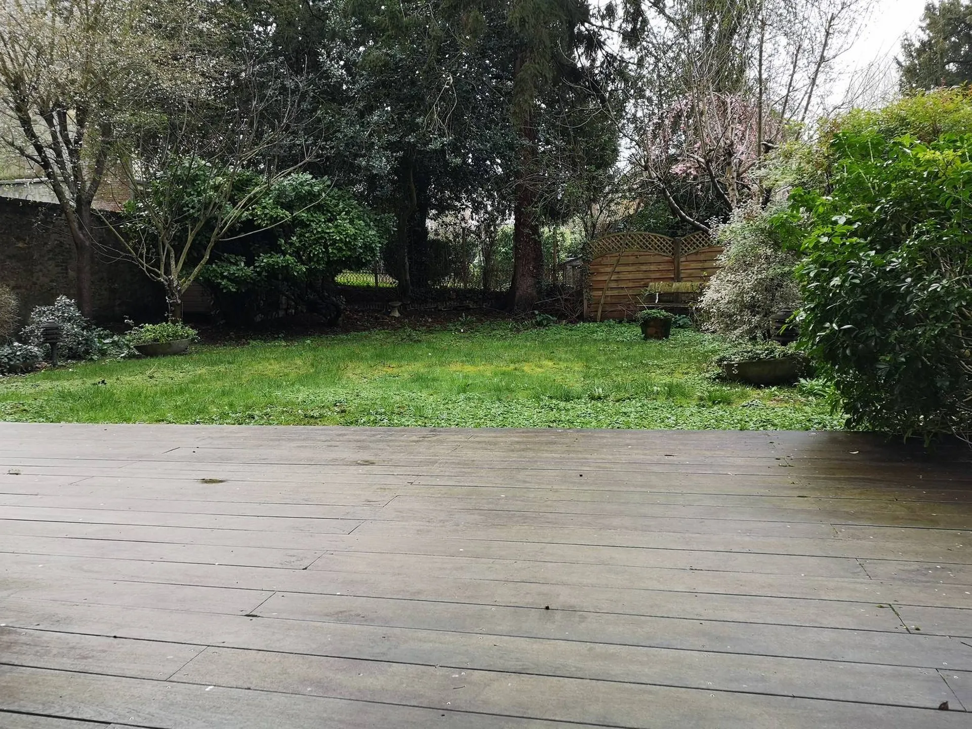 Maison de caractere avec une parcelle de terrain dans le bourg et commerces à pieds