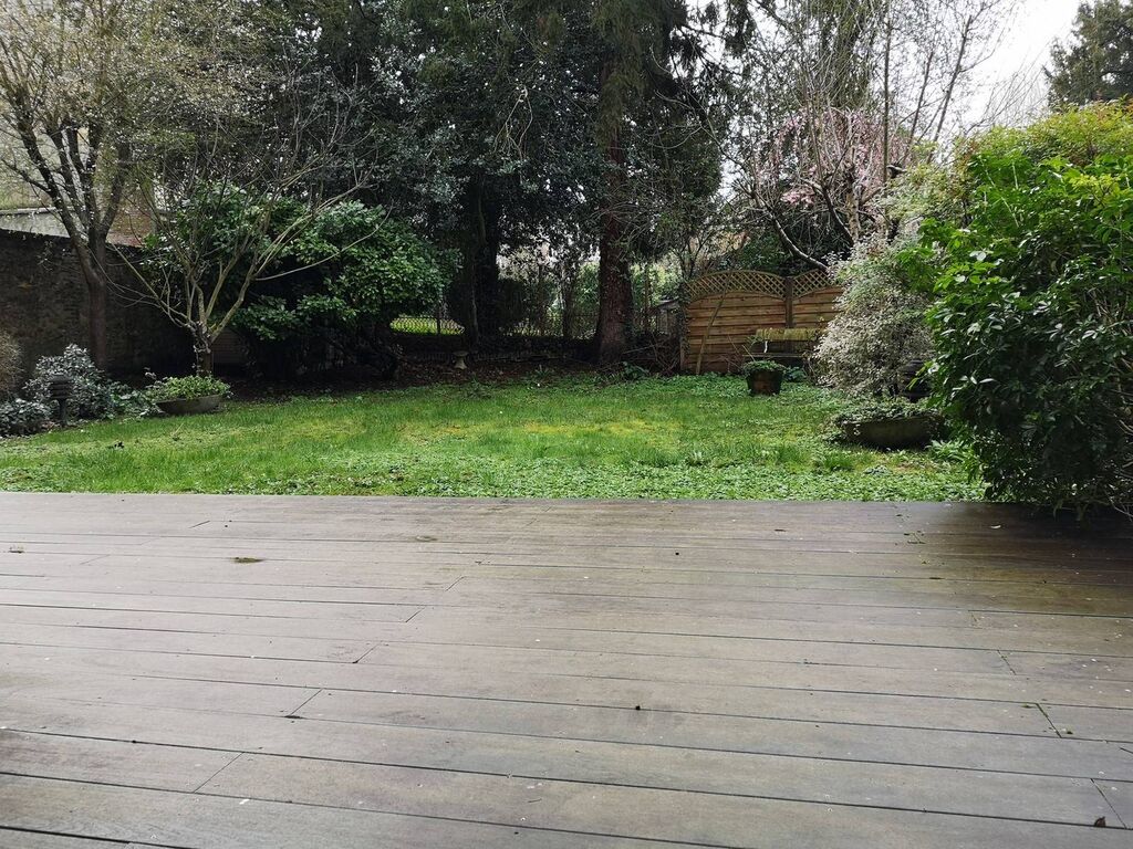 Maison de caractere avec une parcelle de terrain dans le bourg et commerces à pieds