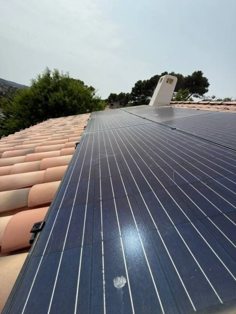 Rénovation d'une toiture de maison qui nécessite la dépose et repose des panneaux solaires 
