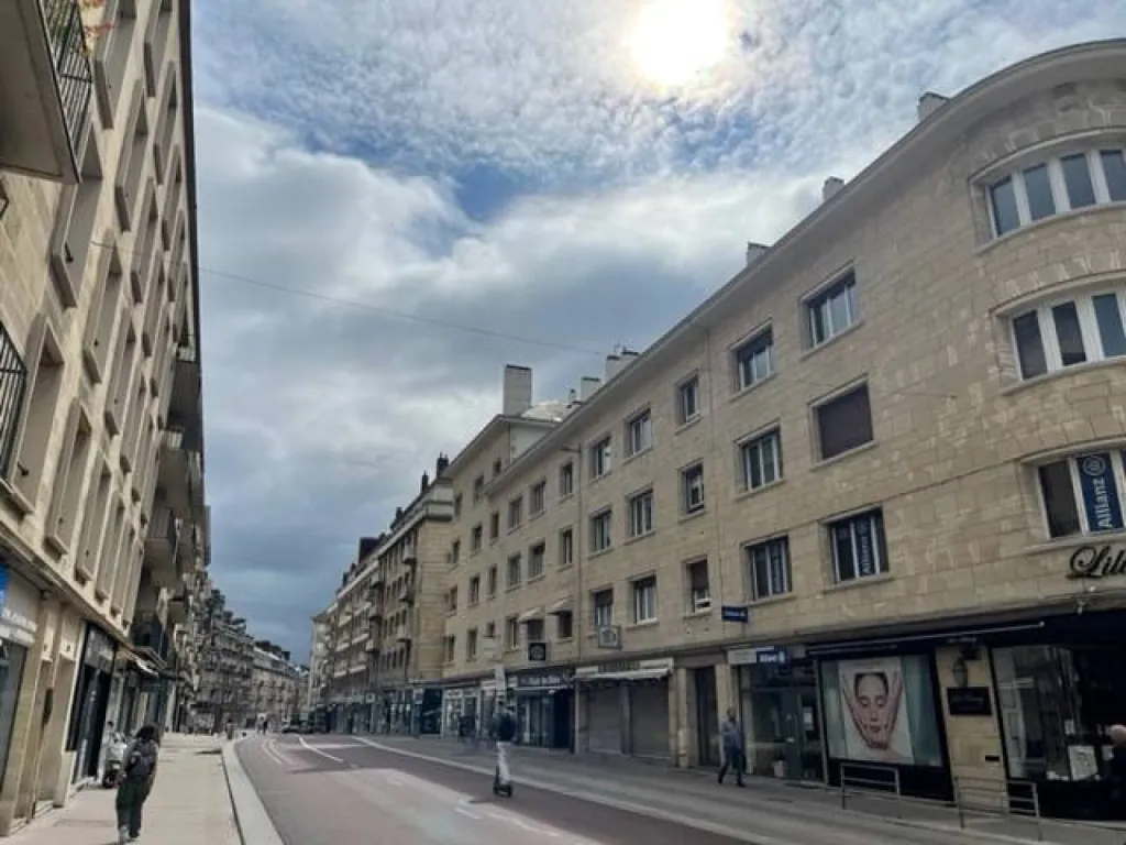 Comprenant une place de parking