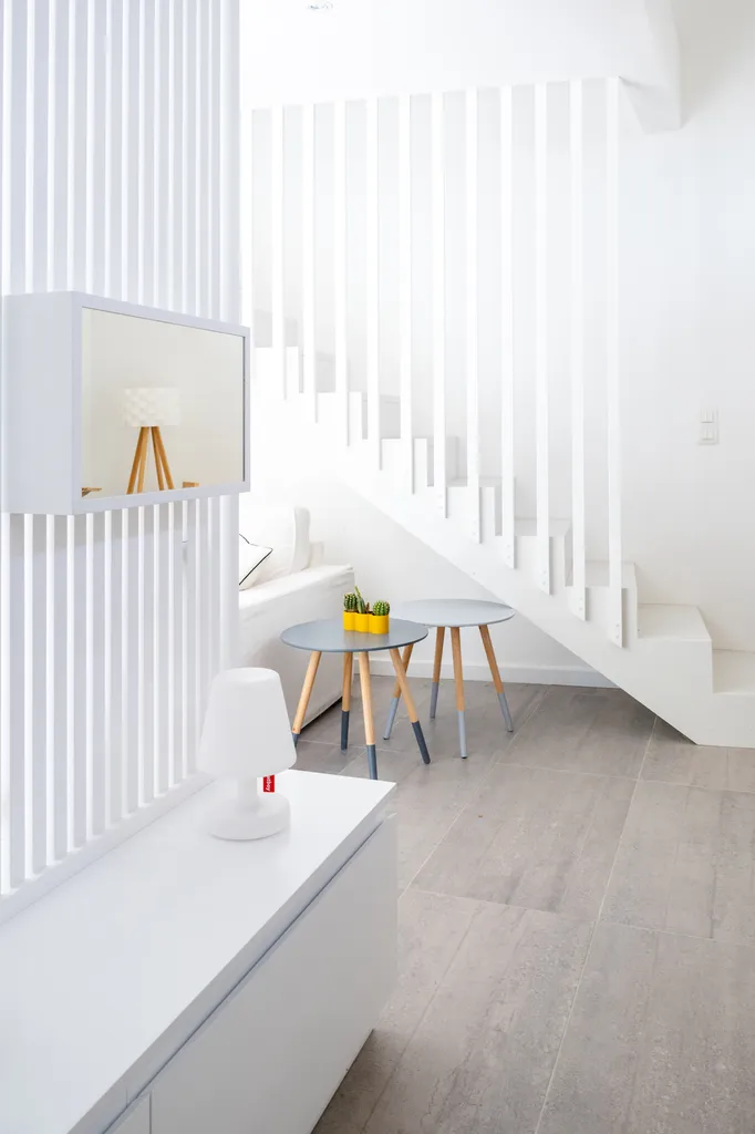 Aménagement sur mesure d’un bureau avec penderie, garde-corps et claustra de séparation de chambre à Aubenas