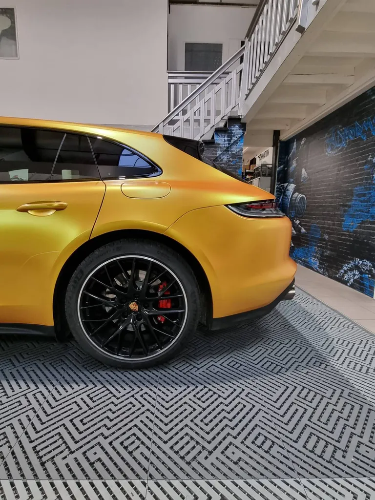 Total covering sur une Porsche Panamera E-Hybrid dans la région de Lyon