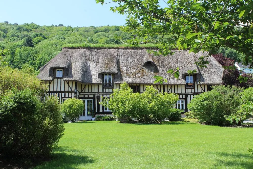 A vendre ensemble de  Chaumières en colombages, installée sur son parc paysagé d'environ 3500 m², dans la région de Pont-Audemer 27500