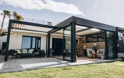 Pergola à toit rétractable Ciel Ouv'air et pergola bioclimatique Camargue