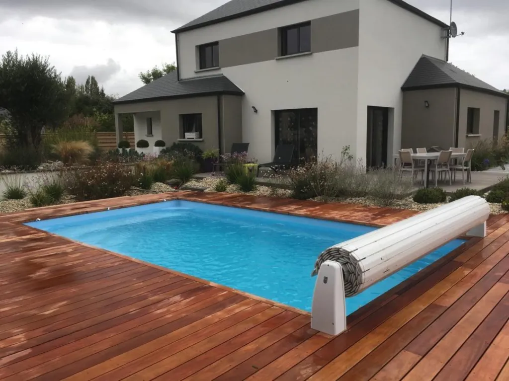 Piscine coque rectiligne avec banquette et fond plat – Modèle Partition de 6 à 10 m installée à Sanguinet et Biscarrosse