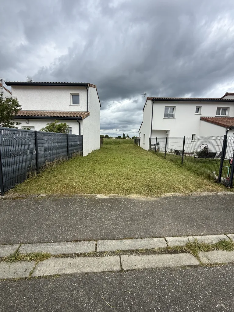 Débroussaillage complet de deux parcelles pour promoteur et constructeur immobilier proche de Toulouse sur une surface totale de 285 m²