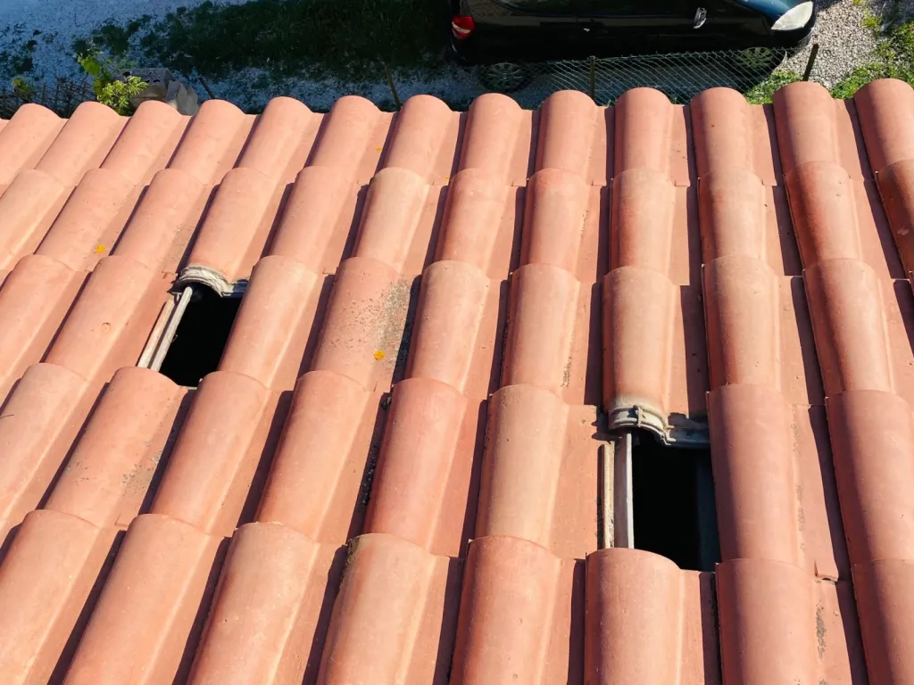 Réparation d’une toiture avec tour de cheminée sur Aix en Provence