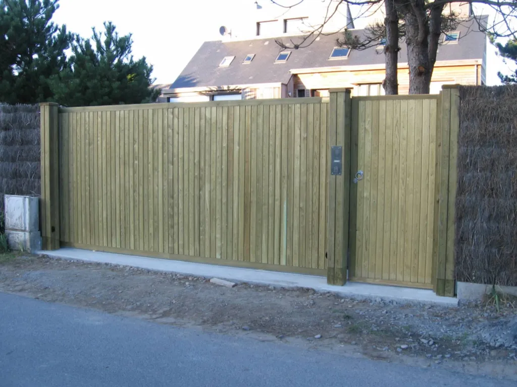 Réalisation de portail coulissant bois dans le Calvados 14