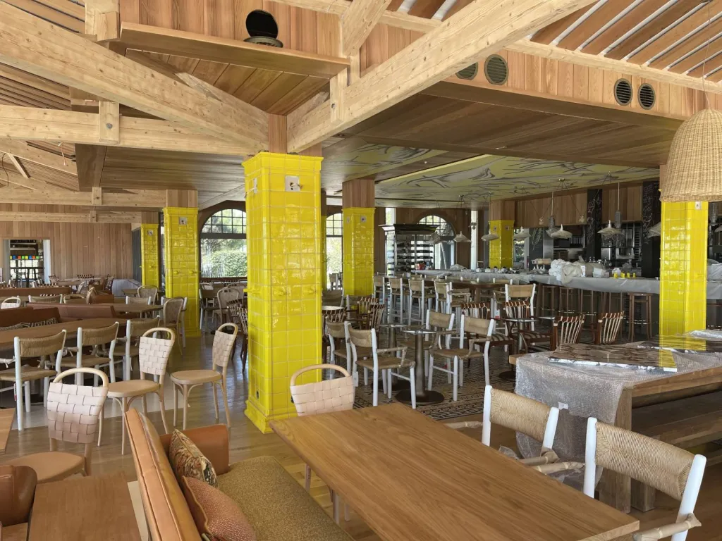 Restauration et agencement en bois d'un intérieur de Restaurant à La Teste de Buch
