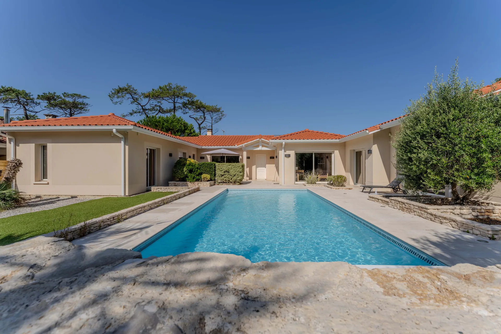 VILLA D'EXCEPTION SUR BISCARROSSE DE 242 M² À 500 M DE LA PLAGE AVEC PISCINE, SAUNA & JACUZZI.