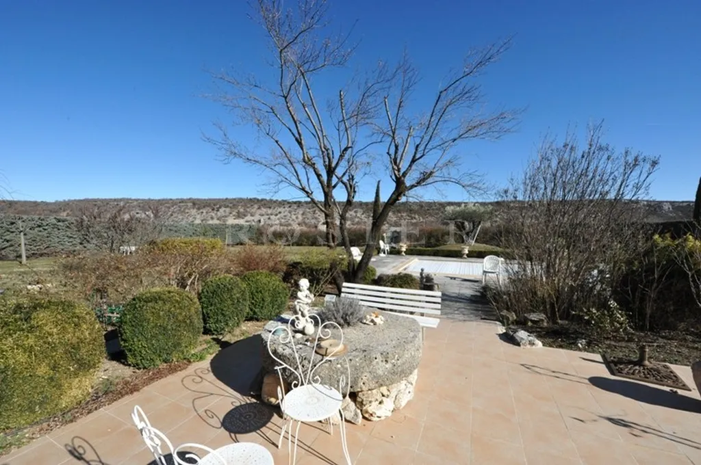 Mas du 18ème Siècle restauré au coeur des Monts du Vaucluse   