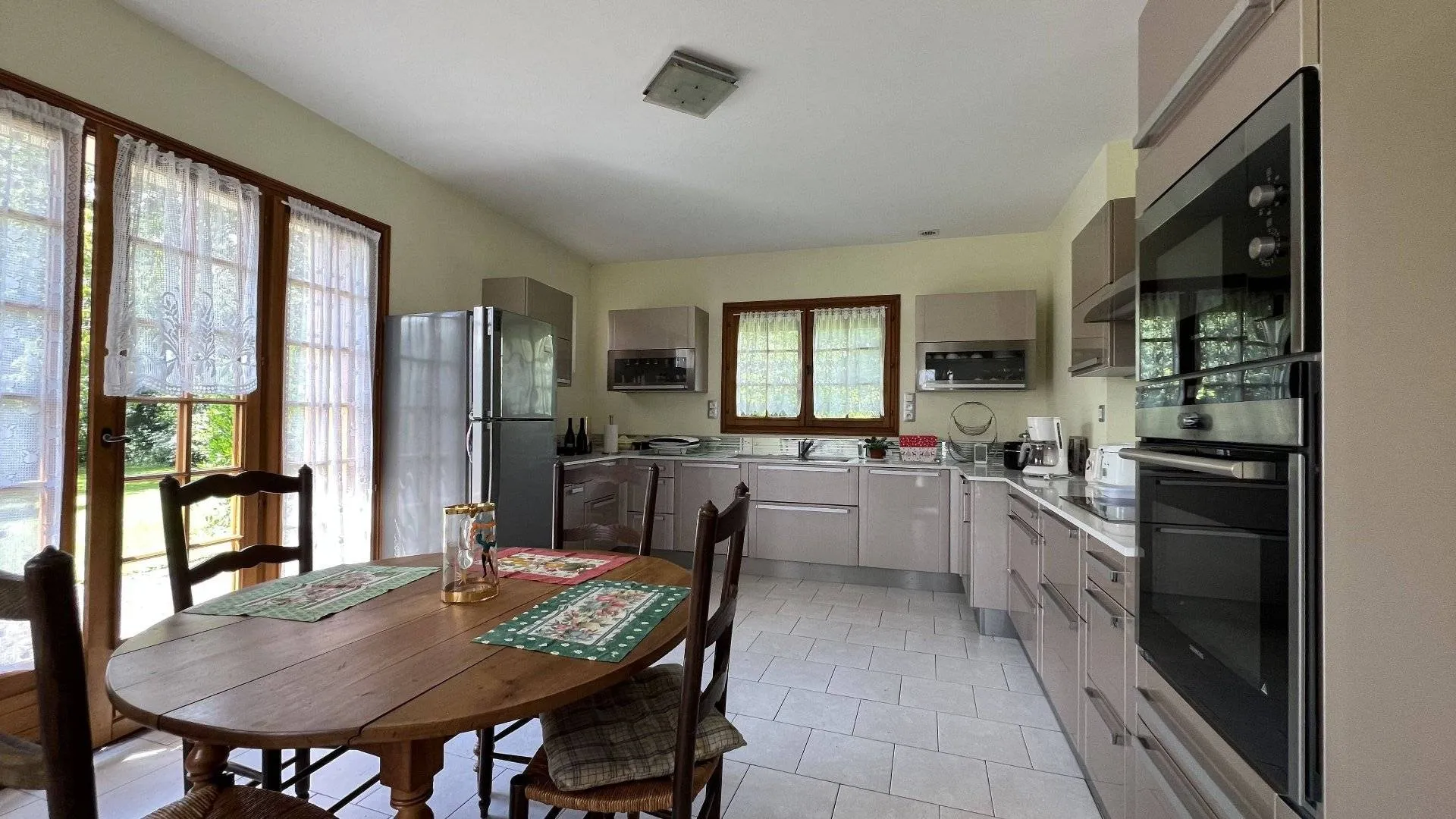 SOUS OFFRE Longère de 303m² avec maison principale 129m², 3 chambres, dépendances et garage, sur terrain arboré 8526m², idéal pour vie au calme à Saint-Riquier-en-Rivière 76440.