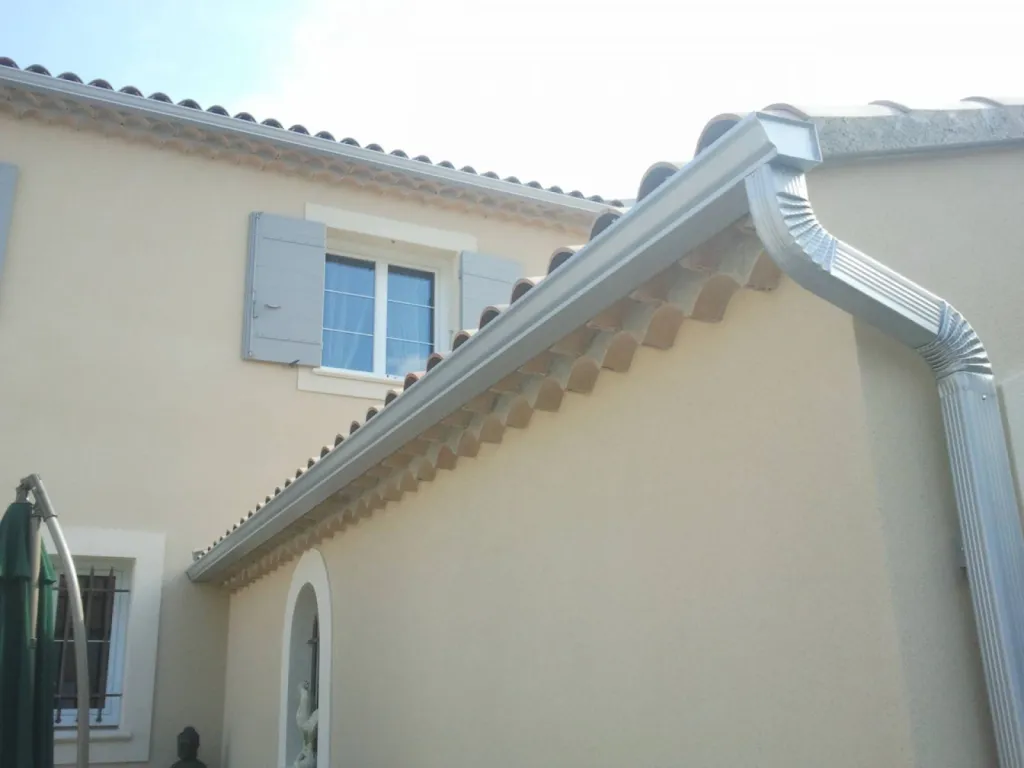Contacter un professionnel à Pont-Saint-Esprit dans le Gard pour la pose de gouttières aluminium de forme Corniche au meilleur prix