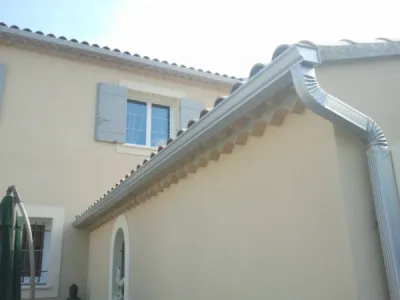 Contacter un professionnel à Pont-Saint-Esprit dans le Gard pour la pose de gouttières aluminium de forme Corniche au meilleur prix