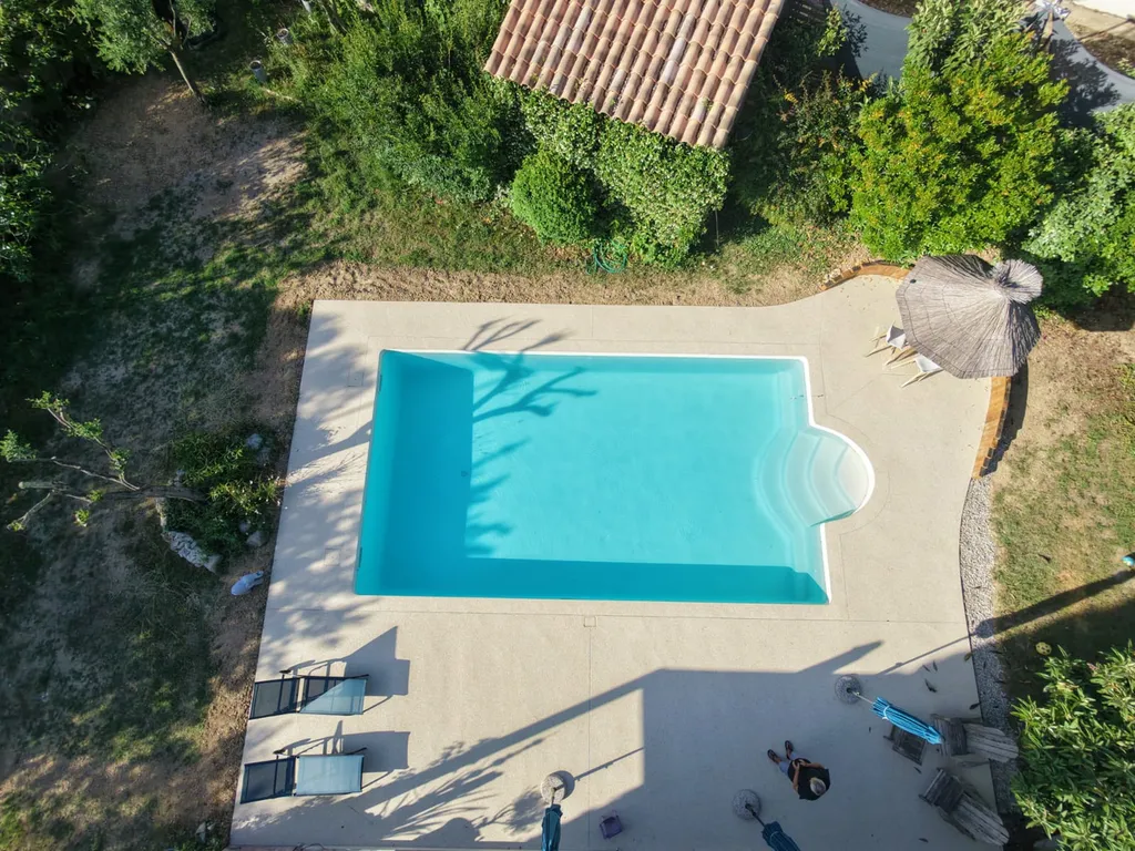 Création de plage de piscine en tapis de pierre à Lunel, secteur Nîmes