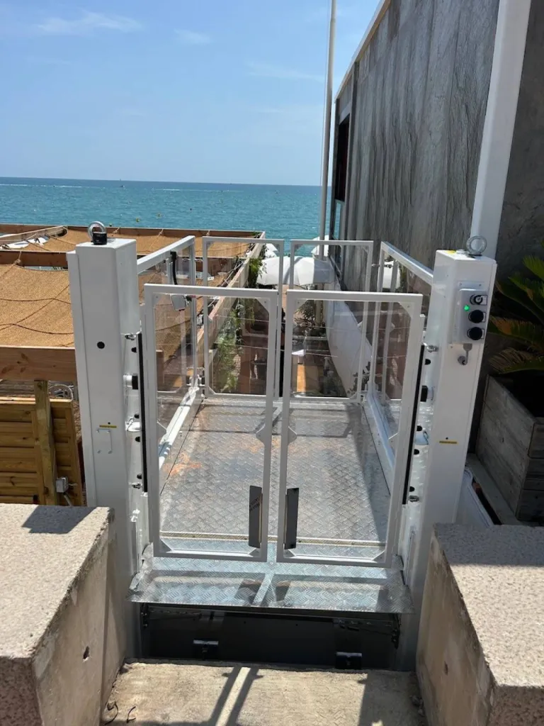 Accès sécurisé avec l'asservissement des portes de cette plateforme verticale Strategos en front de mer à Cagnes sur mer près de Nice