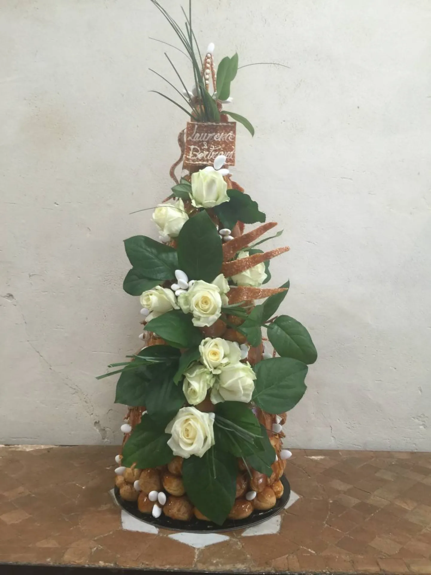 pièce montée décor roses blanche,villefranche sur saône