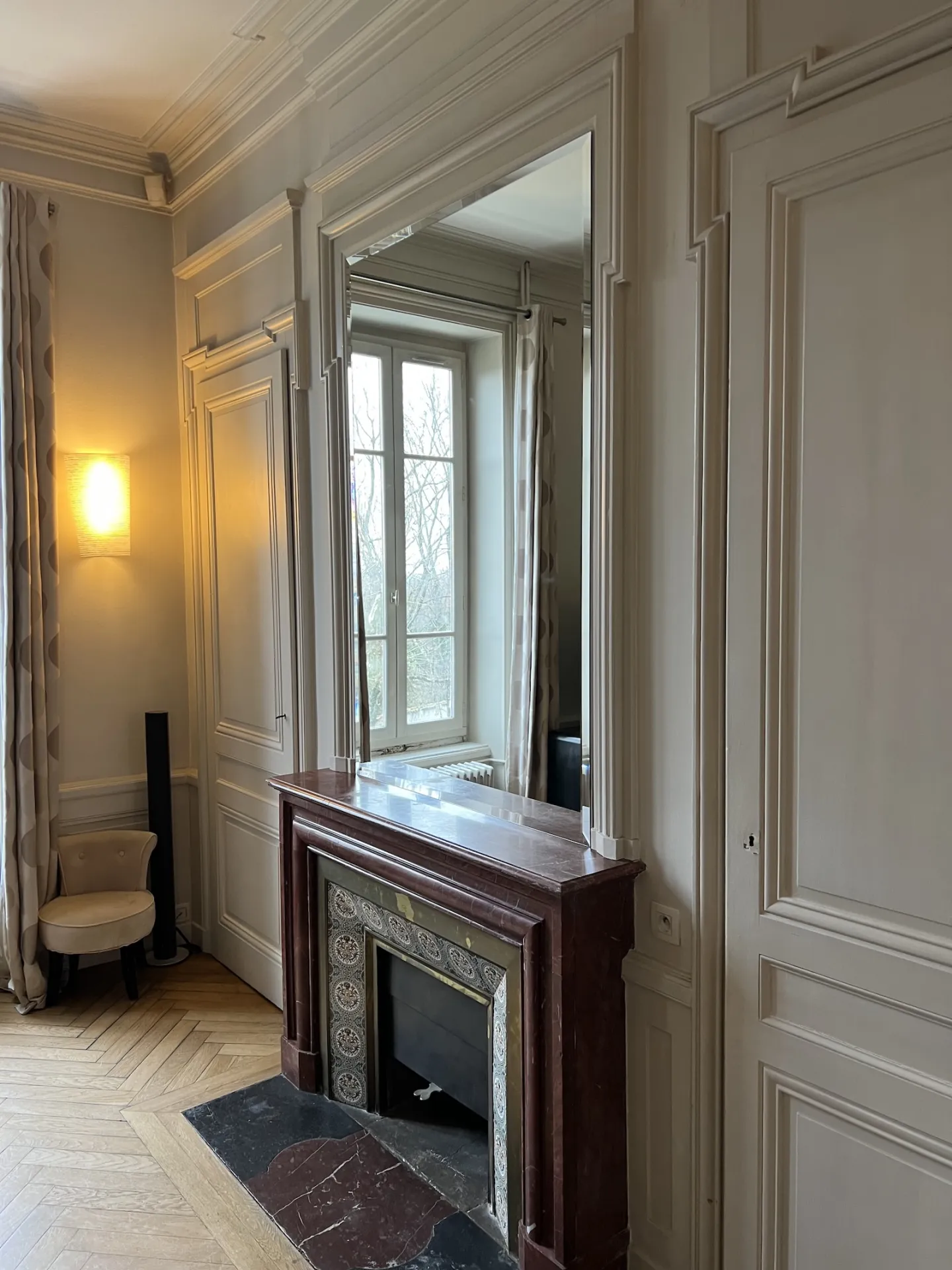 Miroir style ancien sur cheminée