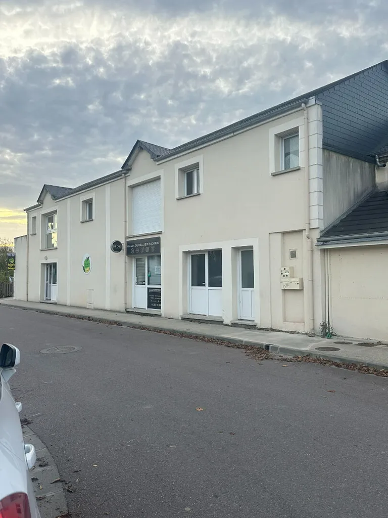 Local professionnel- Route de Lery à POSES -350€